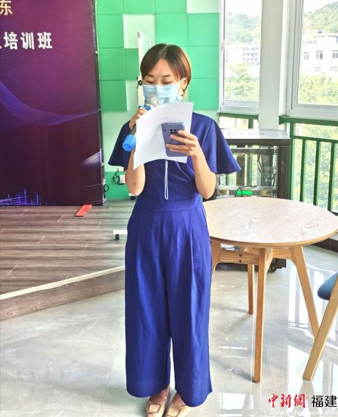 圖為參訓學員代表宣讀倡議書。
